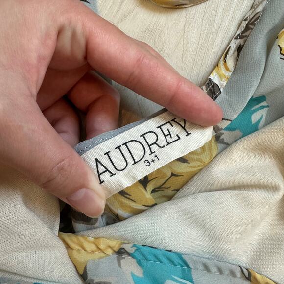 Audrey 3+1 gray floral sleeveless ruffle wrap romper small - Picture 4 of 4